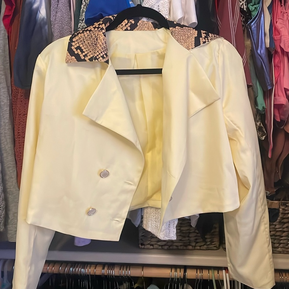 Formal cropped blazer with snakeskin collar